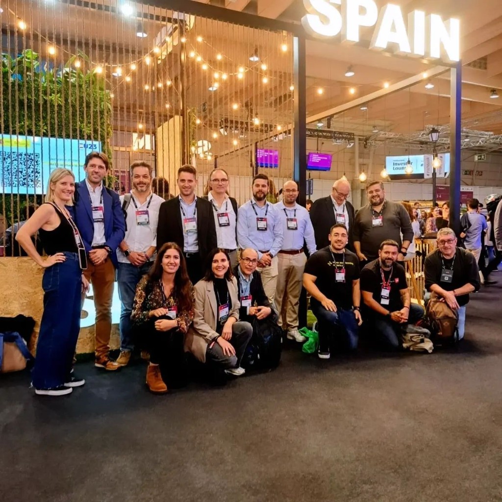 Spanish delegation group photo at the Spain Pavilion, Web Summit 2023 in Lisbon, including Konfigear