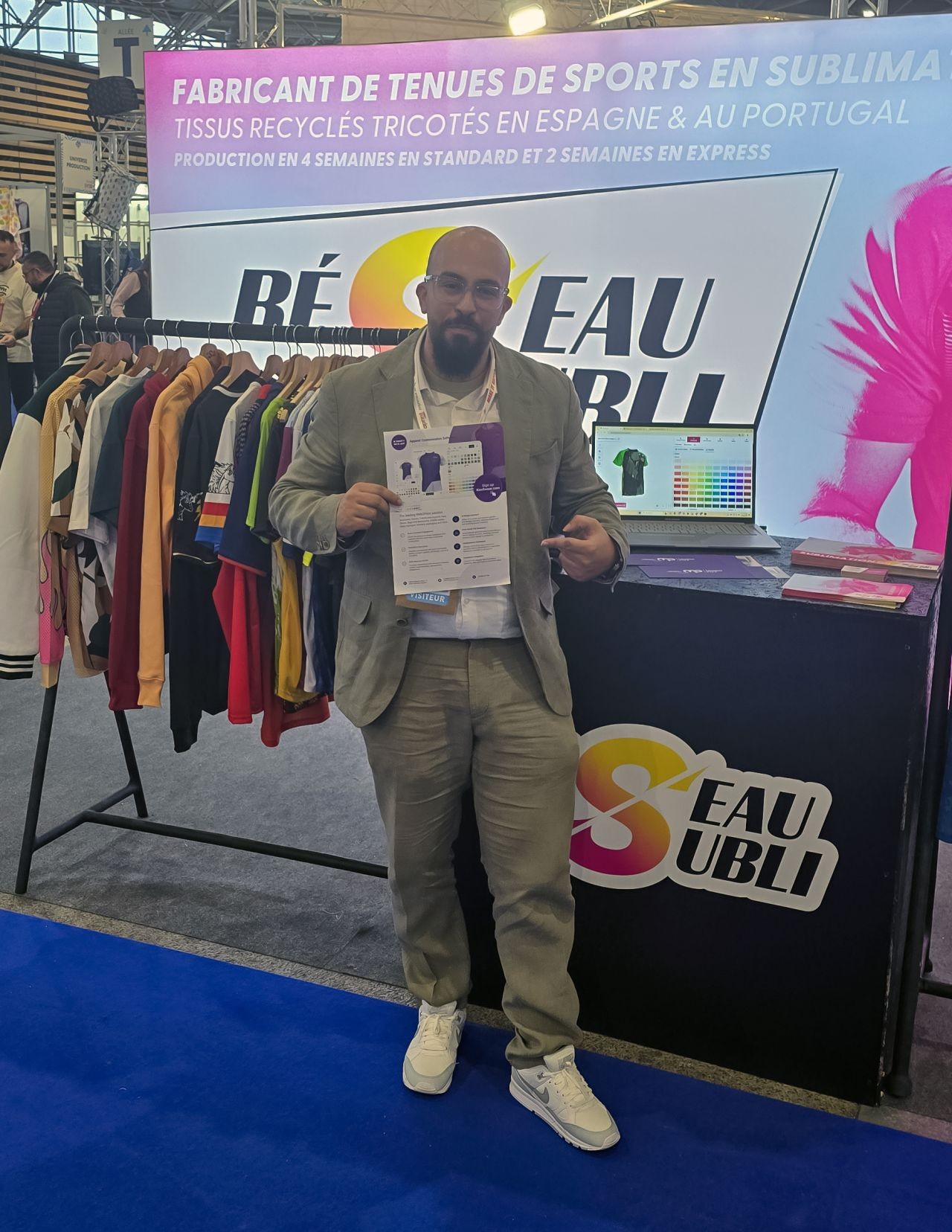 Ait Oufkir Yassine presenting Konfiwear at a custom apparel stand in Lyon